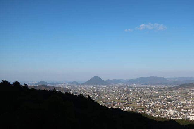 JALの「どこかにマイル」を使って、香川県を旅することに♪。2泊3日でしたが、金刀比羅宮や栗林公園、そして徳島県の鳴門へも行き渦潮を間近で観ることもできました。自然に触れられて、sukeco夫婦癒されましたー。おいしいグルメもあって、四国は最高!。<br /><br /><飛行機><br /> JAL<br /><br /><ホテル><br /> ロイヤルパークホテル高松<br /><br /><観光><br /> 1日目 金刀比羅宮
