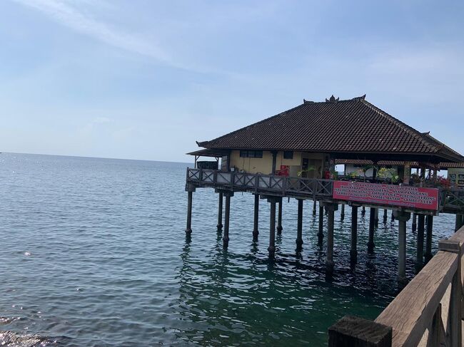 海の上に建てられたローカルレストラン「Rumah Makan Ranggon Sunset」。<br />シーフード料理がお勧めらしいので、イカンゴレン（魚料理）をいただきました！<br />水平線に沈む夕日を眺める事もでき、素敵なロケーションを満喫できるレストランです。<br />場所はバリ島北部、シンガラジャにあります。