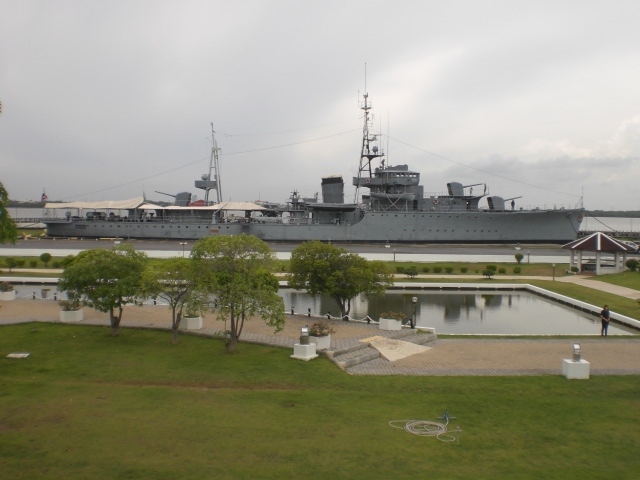 チャオプラヤー川の河口に、日本において建造された軍艦が展示されてます。<br /><br />チャオプラヤー川の河岸には、タイ海軍の施設が多くあります。<br />海軍本部、海軍兵学校及び各所に置かれている砦等が代表的な施設です。<br />その中で、チャオプラヤー川の南端の河口には、チュラチョムクラウ砦という昔からの砦あり、砲台が置かれていました。<br /><br />現在、メークロン号という軍艦が置かれています。<br />メークロン号は、日本で建造され、シャム海軍の主力戦闘艦船でした。<br /><br />日本の浦賀造船所で建造され、シャム海軍の将兵の手で、回航され、シャム海軍の戦闘艦として活躍したそうです。<br />フランスのインドシナ植民地軍との戦闘において、損傷を受け、練習艦として活用されていたと聞いています。<br /><br />イギリス、ドイツ、フランス等との植民地争奪の戦いの中で、タイが、歴史に翻弄された経緯を思い出さざるを得ません。<br /><br />列強の圧迫の中、なんとか独立を守り抜いたシャム(タイ)の生き証人となっているのかもしれません。<br /><br />今回、チャオプラヤー川の南端の砦に赴き、メークロン号を見てきました。<br />感慨深いものがあります。<br />