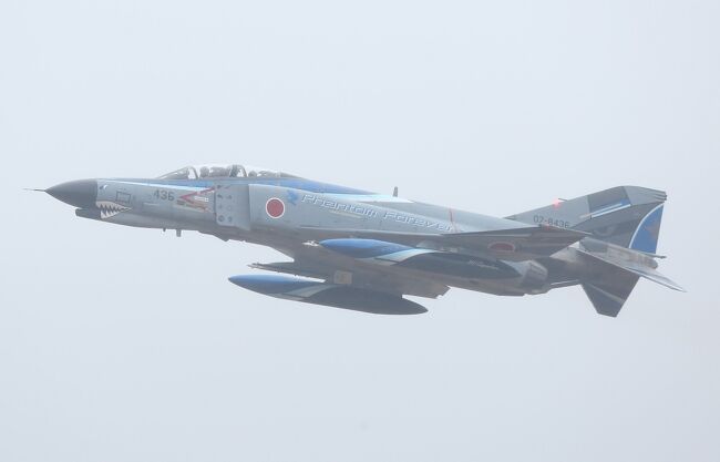 2020年度末までにファントムという愛称で知られるＦ４戦闘機が引退するという情報を聞きつけ、ついでに入間と百里の両方の基地巡りでもしようかな？などと急に思い立ち目の前の連休に無理繰りプランニングしスケジュールを組み込む。そうしたら休日初日に福島でエアレーサーである室屋さんのフライトがあると聞きつけて出発前日に予定変更して入間を諦めて福島（ふくしまスカイパーク）経由の百里行きに決定！。と....現地は天気悪そうだなぁ....と心配しつつドライブ出発。