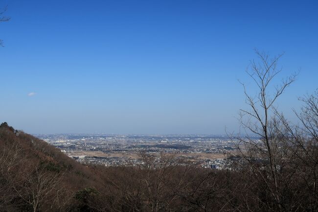 秦野市の弘法山公園へ。<br />弘法山公園の展望台からの眺めを見たくて行って<br />きましたが、山にあるので歩かされました。<br />車の駐車したところから10分以上かけて登らないと<br />展望台にたどり着けません。<br />富士山が見えましたが雲がかかって残念でした。<br />コロナで緊急事態宣言中にでかけると、車に傷を<br />つけられそうです。<br />