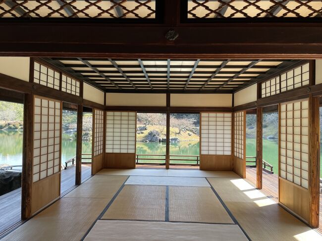 天気が良いので、梅の花が見頃という栗林公園へ友人と二人で出かけました。<br /><br />掬月亭でお抹茶を頂いて、ゆっくりと園内を散策、とても良い時間を過ごせました。<br /><br />表紙は掬月亭の殿様の座る場所から見える南湖を写しました。<br /><br />この位置からは柱の数が少なく見え、まるで大きな船でこのまま南湖へ漕ぎだして行くような感覚になります。