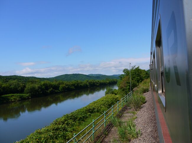 経緯は省きますが、この夏は北海道で住み込み短期のお仕事をすることになりました。<br />仕事の合間の休みの日に色々と出かけたので旅行記にまとめておきます。<br />※ゆうてもやってること（旅行記の内容）は普段と一緒です。<br />ーーーーーーーーーーーーーーーーーーーーーー<br /><br />お仕事が急遽お盆休みになったので、ひとまず宗谷本線に乗りに来ました。<br />2021年の春のダイヤ改正で宗谷本線の駅舎がなんと2割も廃止になってしまうと聞いて、ずっとタイミングを見計らってました(・∀・)<br /><br />ただ、今回訪問しようとしてる駅はどこも本数が少ない駅ばっかりなので、ってゆうかそうゆうのばっかり必然的に残っちゃったのでｗ、プランニングが難しかったな；<br />そしてそれ以前に下宿先から宗谷本線がそこそこ遠くて往復の時間がかかるｗｗ<br /><br />さて、2日目の今日はできるだけ北のエリアまで行ってみる予定。<br />朝イチで多寄と下士別を見学して、稚内行の鈍行に乗って北上！<br />そして秘境駅銀座の数駅を巡りたいんよね。<br />でもまずはその前に名寄からの絶景区間を楽しんだ♪<br />夏の電車旅を満喫できました～＾＾<br /><br />※この旅行記では駅訪問はありません。乗ってるだけです。←<br />※旅行記ってゆうか沿線風景のただの記録。<br />※2日目の朝の部その２です。