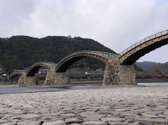 山口県岩国市にある5連の木造アーチ橋、錦帯橋は、広島県のすぐ近くに位置しています。宮島口から岩国まではJRの電車で15分の距離と比較的近く、広島観光のついでに岩国に寄る人は多いのではと思います。<br /><br />日本三大橋のひとつとして知られている錦帯橋は、山口を代表する観光地として知られていますが、その珍しい構造は、国内外の観光客を魅了しており、その国際的価値にふさわしい永続性を確立するために、現在世界遺産登録に向けた活動が行われています。<br /><br />錦帯橋が宮島に近いことを知り、広島旅行についでに寄りました。寒い気候でしたが、江戸時代の東京にはたくさん架っていたアーチ型の橋は、今は見ることができません。錦帯橋を目にした時は、錦絵で描かれている光景を目の当たりにしているようで非常に感激しました。<br />