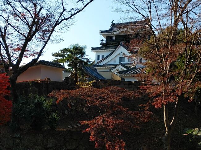 遠州、三河はいつも新幹線で素通りしてしまって、これまでほとんど訪れたことがありませんでした。年末年始休暇ながらコロナ禍で海外旅行ができない現在、これをきっかけに自家用車で大井川、浜名湖、三河エリアを訪れました。<br />大井川上流の険しい山岳地帯の秘境、浜名湖、渥美半島の夕焼け、日本を大代表する神社と城巡りなど、様々な自然と文化を楽しみました。<br /><br />---------------------------------------------------------------<br />スケジュール<br /><br />　12月26日　自宅－（自家用車）大井川上流・寸又峡観光－浜名湖観光<br />　　　　　　ー三ケ日温泉　［三ケ日温泉泊]<br />★12月27日　猪鼻湖観光－豊川稲荷観光－岡崎城観光ー渥美半島観光ー<br />　　　　　　浜名湖観光　[浜名湖泊]<br />　12月28日　浜名湖観光－龍潭寺観光ー掛川城観光ー<br />　　　　　　大井川下流（蓬莱橋）観光ー自宅