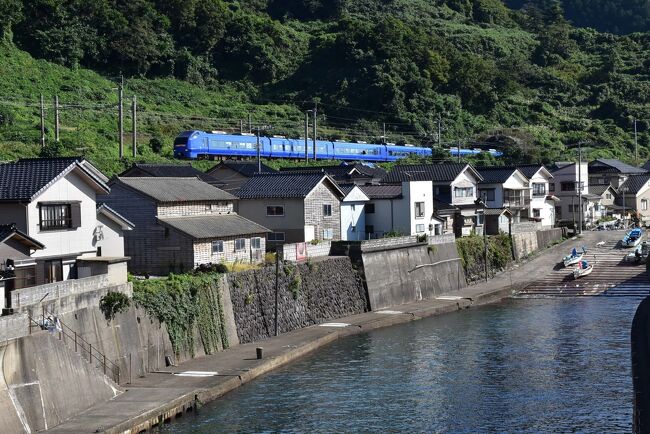 今日から山形県日本海側の庄内地方の旅に出ます。<br /><br />新潟駅から特急「いなほ」に乗ると、黄金色に実る田園地帯を抜け、やがて日本海沿いの羽越本線を走ります。<br />途中には澄み切った碧い海が美しく、日本屈指の透明度を誇る「笹川流れ」があります。<br />11km続く海岸では、日本海の荒波の浸食によりできた奇岩、岩礁や洞窟など、変化に富んだ風景が広がります。<br /><br />あつみ温泉駅で降り、紺碧の海に浮かぶ奇岩の「立岩」、羽越本線の旧線跡「暮坪トンネル」、入り江のような「暮坪漁港」を訪れます。<br /><br />なお、旅行記は下記資料を参考にしました。<br />・荒川漁業組合HP<br />・にいがた観光ナビ「笹川流れ」<br />・笹川流れ観光汽船HP<br />・笹川流れ塩工房<br />・JR東日本、TRAIN SUITE四季島「旅のご紹介」<br />・日本マンホール蓋学会「鶴岡市のマンホール」<br />・国土地理院「水準点の役割」<br />・おいしい山形「温海かぶ」<br />・つるおか観光ナビ「立岩」<br />・羽越本線：旧線跡（廃線跡）探訪「あつみ温泉－五十川」<br />・荘内浜情報館「暮坪漁港」<br />・ウィキペディア「新潟駅」「デッドセクション」「粟島」「あつみ温泉駅」「山形県の市町村章一覧」<br />