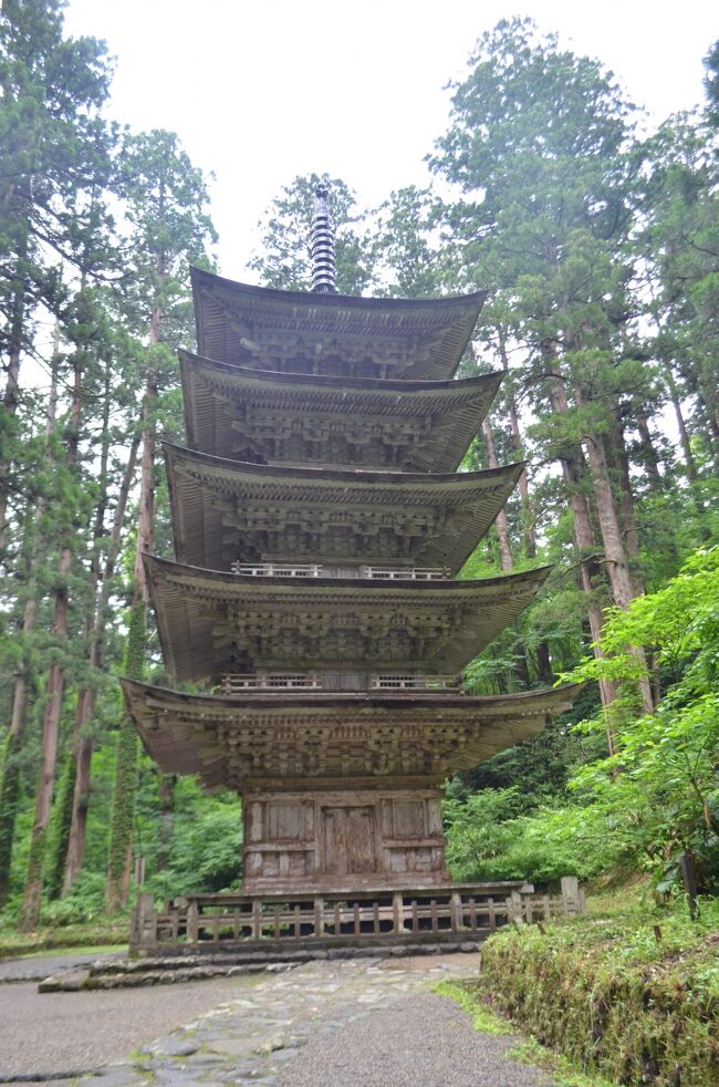 肘折温泉から向かった先は羽黒山。訪れた時は梅雨の真っただ中だったが、この日は15時頃から雨の予報。羽黒山に到着した時には正午だったが今にも雨が降りそうな曇天。月山の頂上まで最終便のバスに乗ることができたが、天候を考慮し月山八合目から五重塔へ下山することにした。結果的にこの判断が幸いし、羽黒山観光を終え鶴岡市内の観光を概ね終わった頃に大雨に遭遇した。羽黒山は大慌ての観光。