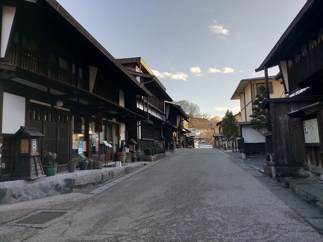 五街道制覇を目指してここ数年歩いていますが、東海道と日光街道は既に完歩したものの、甲州街道は甲府の先で、中山道は木曽路に入って藪原宿で停まったまま、1年半以上さぼっていました。<br />理由はのひとつは、既に日帰りウォークできる距離を超えてしまったこと。<br />つまり、泊まらないと歩けないところまで進んでしまったこと。<br />二つ目は、基本お金をかけずに歩いていることから、お得切符の青春18きっぷの利用できる時期に集中して歩いてきたのですが、ここ数年その時期もＪＡＬのどこかにマイルを使った旅が主流になってしまったこと。<br />そんなことで、コロナで移動の制限のかかった12月に入って3密を避けて何とか旅ができないものかといろいろ考えた中で、街道歩きを久しぶりに再開しました。<br />本来であれば12月26日からの冬季休暇は、久しぶりに京都に行こうと予約していたのですが、コロナの感染再拡大によりＧｏＴｏトラベルが休止してしまい、急遽街道歩きが再開しました。<br />そんなことで、中山道を歩くのも1年半ぶり<br />今回は日帰りで福島宿まで歩くつもりでしたが、帰りの電車の中で何気に見た宿の予約サイトで、27日まではＧｏＴｏトラベルが利用できることを知って、急遽松本に泊まって2日連続で中山道を歩くことになりました。