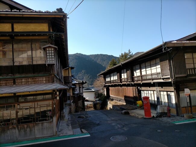 五街道制覇を目指してここ数年歩いていますが、東海道と日光街道は既に完歩したものの、甲州街道は甲府の先で、中山道は木曽路に入って藪原宿で停まったまま、1年半以上さぼっていました。<br />理由はのひとつは、既に日帰りウォークできる距離を超えてしまったこと。<br />つまり、泊まらないと歩けないところまで進んでしまったこと。<br />二つ目は、基本お金をかけずに歩いていることから、お得切符の青春18きっぷの利用できる時期に集中して歩いてきたのですが、ここ数年その時期もJALのどこかにマイルを使った旅が主流になってしまったこと。<br />そんなことで、コロナで移動の制限のかかった12月に入って3密を避けて何とか旅ができないものかといろいろ考えた中で、街道歩きを久しぶりに再開しました。<br />本来であれば12月26日からの冬季休暇は、久しぶりに京都に行こうと予約していたのですが、コロナの感染再拡大によりGoToトラベルが休止してしまい、急遽街道歩きが再開しました。<br />そんなことで、中山道を歩くのも1年半ぶり<br />今回は日帰りで福島宿まで歩くつもりでしたが、帰りの電車の中で何気に見た宿の予約サイトで、27日まではGoToトラベルが利用できることを知って、急遽松本に泊まって2日連続で中山道を野尻宿まで歩くことになりました。