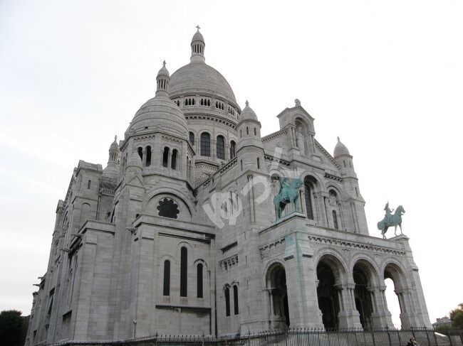 2008年初夏に個人旅行でフランスとイギリスを訪れました。<br />パリ4泊、ロンドン3泊の合計7泊9日の旅でした。<br /><br />以下の行程で巡りました。<br /> パリ1日目:パリ市内セーヌ川左岸<br /> パリ2日目:パリ市内セーヌ川右岸<br /> パリ3日目:モン・サン・ミッシェル<br /> パリ4日目:ヴェルサイユ宮殿&パリ市内北部<br /> ロンドン1日目:ロンドン市内<br /> ロンドン2日目:ストーンヘンジ&バース市内<br /> ロンドン3日目:グリニッジ&ロンドン市内<br /><br />合計9つの世界遺産を巡りました。 <br />「パリのセーヌ河岸」「フランスのサンティアゴ・デ・コンポステーラの巡礼路」「モン・サン・ミッシェル」「ヴェルサイユ宮殿」「ウェストミンスター宮殿&寺院」「ロンドン塔」「ストーンヘンジ」「バース市街」「河港都市グリニッジ」<br /><br />今回はパリ4日目です。