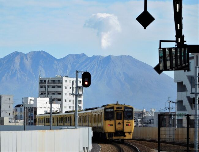 ふと、今でも口ずさむ。<br /><br />「姉さん先生　もういない・・・」<br /><br /><br />吉田拓郎が『夏休み』を作って、もう５０年になる。<br /><br />詩には、夏の情景がふんだんに盛り込まれている。<br />「麦わら帽子、絵日記、花火、西瓜、ひまわり・・・」　そして「姉さん先生」<br />みんなが大好きで、首を長くして待っていた夏休み。<br /><br />子どもの頃・・・<br />蝉しぐれが降りそそぐ。<br />夢中でトンボやメダカを捕りに田んぼや小川を駆けた。<br />突然の夕立に遇えば、蚊帳の中に潜り込む。<br />やがて山端に夕日が沈む。<br />時間を忘れて暗くなるまで遊んだ。<br />懐かしくも、幼いころの日々。<br /><br /><br />少年が谷山で過ごしたのは昭和の日々。<br />時は流れ、令和になる。<br />しかし、そこには彼が見た風景は、もう無かった．．．<br /><br /><br />