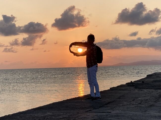 ④竹富島 編<br />コンドイビーチ、西桟橋が美しすぎて<br />パチパチ撮りまくって200枚超え(;'∀')<br />写真を絞るのに一苦労しました<br /><br />一日中 ぼーっとのんびりしていたい場所です<br /><br />★━━━━━━━━━━━━━━━━━━━━★<br /><br />娘の結婚式に出席するため沖縄に飛びました<br />昨年6月から延期した式でしたが晴天に恵まれ<br />素敵な時間を過ごすことができました<br /><br />その後、大好きな石垣島に飛び一泊<br />竹富島にも泊まりました<br /><br />今年は私たちの結婚30周年(^_-)-☆<br />コロナ禍ということもあり色々制限はありましたが<br />のんびりできました<br /><br /><br />1日目 中部空港~那覇 (ハイアット瀬良垣 泊)<br />2日目 娘の結婚式 (アイネスヴィラノッツェ沖縄)<br /> (リッツカールトン沖縄 泊)<br />3日目 那覇~石垣島 (ククル 泊)<br />4日目 石垣島~竹富島 (やど家たけのこ 泊)<br />5日目 石垣島~那覇経由で中部空港