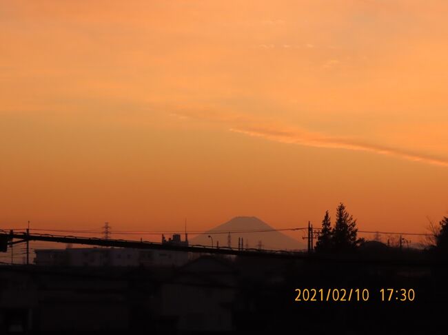 2月10日、午後5時半頃にふじみ野市より素晴らしい夕焼け富士が見られました。　午後5時頃より夕焼け富士を観察していましたが、一旦、午後5時13分頃に撮影を終えようとしました。午後5時20分過ぎに空が赤くなってきたので再度、西の空を見ると先ほどの景色から一変して素晴らしい夕景色が広がっていました。　非常に珍しい変化でした。<br /><br /><br /><br />*写真は素晴らしく変化した夕景色