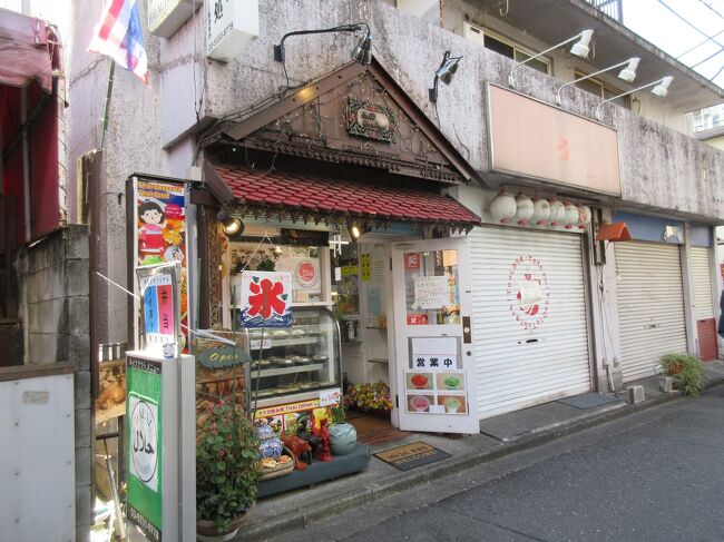 本日は仕事帰りにタイ料理をテイクアウトしました。<br /><br />タイのお菓子が色々ありどれも美味しそう～<br /><br />お店：ルンルアンお菓子処