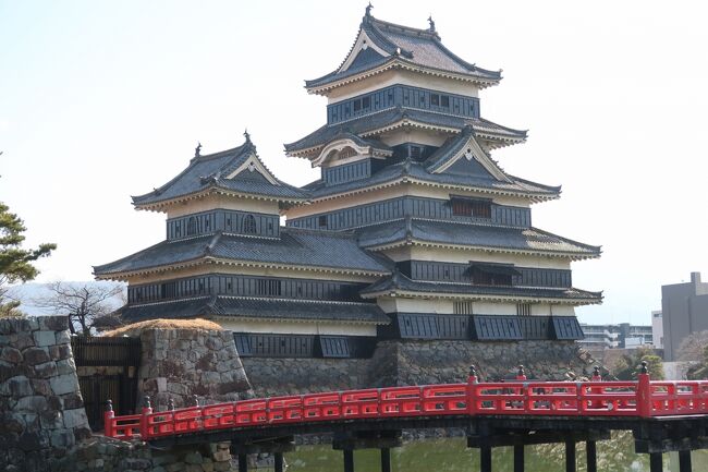 今年は海外に行けそうにもないので、国宝のお城を見に行く旅を今年のテーマにしてみた。<br />で、まずは北から攻めていこうと、松本城を見に行くことにした。<br />ついでに上田城も。<br />大河ドラマの「真田丸」好きでした。<br /><br />雪が積もってたらいいなと思ったけれど、なかなか積もらない地域のようで、普通でした。<br />さすが国宝、松本城はすごくきれいでしたし、階段が急で登るのにヒーヒハーハー状態でした(笑)<br /><br />あと、長野って野菜がおいしいんですかね。<br />行く店、行く店、野菜がシャキシャキ甘くておいしかったです。