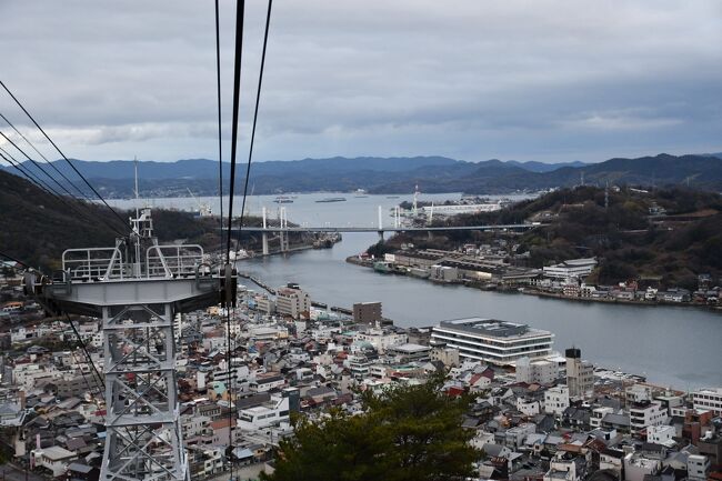 福山、尾道、大久野島、三原を二日で廻りました。尾道は大林宣彦監督の映画で想像していた街並みとは、ちょっと違っていました。狭い坂道が連なる細い道の両側に、多くのお寺が軒を並べています。高台からは、尾道水道を挟んで向島などが見えました。<br /><br />