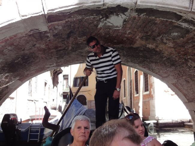 初めてのベネチア その22 (イタリア・スペイン・ポルトガル・オランダ 12日間の旅 その2-22）やっぱり乗っちゃいました、ゴンドラ！