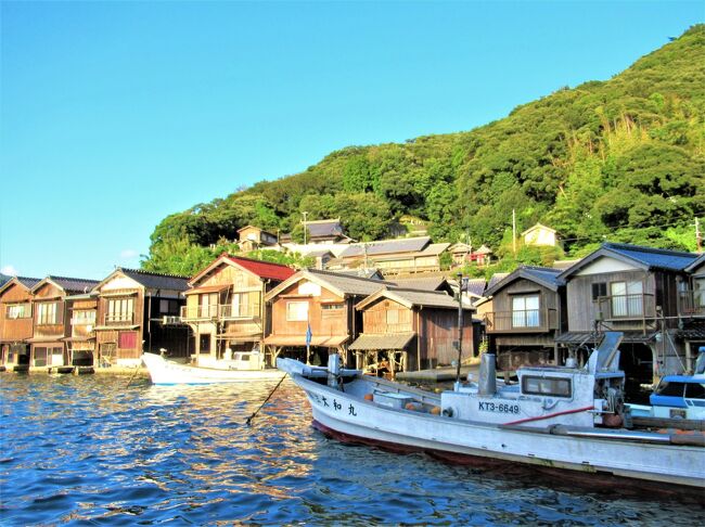 ３泊４日の ”海の京都の旅” の最終日です。<br />伊根湾めぐり大型遊覧船への乗船は2,600円で購入した２日間有効「天橋立伊根フリー乗車船券」に料金込みだったので、こちらも勿論楽しませて貰いました。<br />でも、泊まった「舟屋の宿 ながはま」隣の「亀島丸」さんの海上タクシーも乗ってみたかった。<br />なので、二つの方法で伊根の舟屋群を遊覧してみました。<br /><br />団体ツアーで行った場合にはキャパの関係で大型船にならざるを得ません。<br />でも、個人手配の「海上タクシー」という小型船を使うと、大型船では行けない舟屋の間際まで行って見学ができます。<br /><br />大型船は普通に乗ると＠800円。<br />海上タクシーは2人以上なら＠1,000円で、カモメのエサ遣りカッパえびせん付きです。<br />個人旅行ならどちらに軍配が挙がるかというと断然後者になりますね。<br />海上タクシーは「亀島丸」の他にも２船運行されているようです。<br />私は伊根の旅行を決めたのと同時に手配しましたが、タクシーなので時間が合えば自分の都合で好きな時にお願いもできます。<br />海上タクシーは「伊根の舟屋」のおすすめの見学方法です。<br /><br />【旅行4日目　2020/10/2（金）】全日程　快晴<br />　06：50　宿の御主人に同行して「さかな選り」<br />　07：30　朝食<br />　08：40　｢舟屋の宿 ながはま」C.O.<br />★08：50　海上タクシー「亀島丸」乗船<br />★09：20　下船<br />★09：30　｢伊根」バス停発<br />★09：34　｢伊根湾めぐり・日出」バス停着<br />★10：00　伊根湾めぐり大型遊覧船乗船　<br />★10：30　下船<br />★10：47　｢伊根湾めぐり・日出」バス停発<br />　10：50　｢平田」バス停着<br />　10：55　｢向井酒造」で「伊根満開」購入　<br />　11：50 「WATER FRONT INN  与謝荘」で昼食<br />　12：40　｢伊根」バス停発<br />　13：39　｢天橋立」バス停着<br />　13：48　天橋立駅発「特急はしだて４号」<br />　16：07　京都駅着　<br />　16：25 「中村藤吉京都駅店」で抹茶ゼリイ　<br />　17：33　京都駅発「ひかり660号」　<br />　20：12　東京駅着<br />