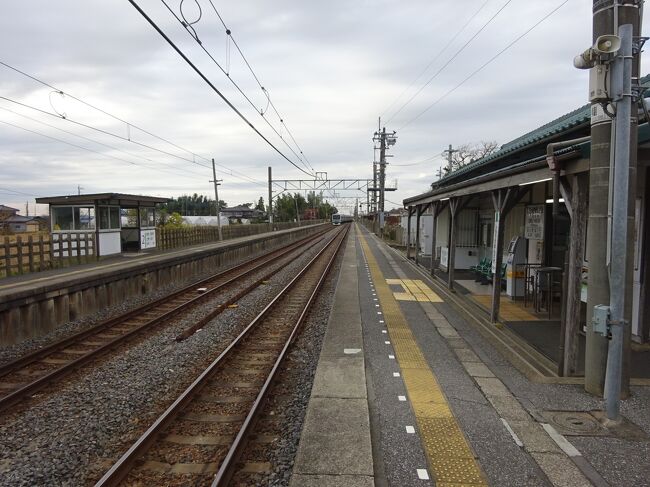 コロナ感染者がまたジワジワ増えてきて、そろそろヤバいんじゃない、と言われていたこの頃、ならばと我が家から中途半端に近くて逆にあまり行かないエリアである東京の東端から千葉県の下総と呼ばれている地域のあたりに出かけております。<br /><br />流鉄流山線の各駅を訪れたあと、さらに下総地域の奥深く？に入っていきます。<br />我孫子駅からＪＲ成田線の通称「我孫子支線」と呼ばれる路線に乗り、そこから成田スカイアクセス線の成田湯川駅まで強引に歩いてみました。<br /><br />成田スカイアクセス線開業とともに新しくできた成田湯川駅ですが、実はＪＲ成田線とクロスしている地点にあります。でも成田線には駅はありません。一番近いのが下総松崎駅で、ここから歩きです。<br />結果的に、非常にのんびりした地域のお散歩となりました。<br /><br />成田線我孫子支線自体は、系統的には常磐快速線の支線のようになっているのですが、そもそもが長大な通勤電車が走るのには似つかわしくないのんびりした路線なのでした。<br />