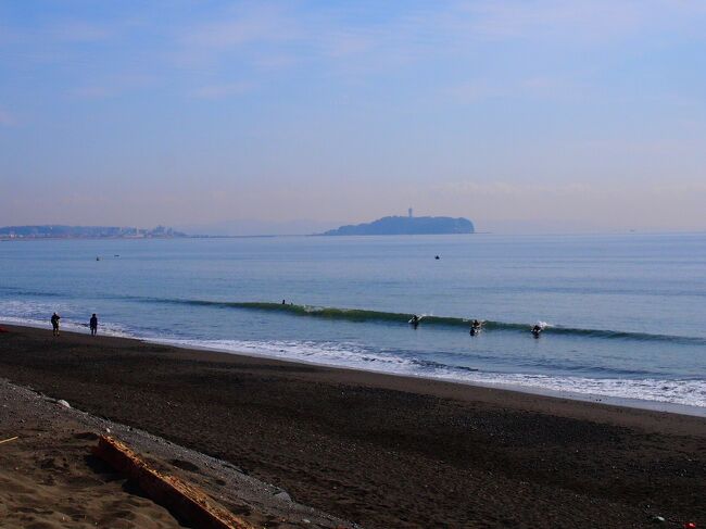 海が見たくなった。<br /><br />東京湾は毎日の用に目にしているが、湘南の海が見たくなった。<br />茅ヶ崎の海と開高健記念館に寄り、何か美味しいものでも食べて昼過ぎには帰っちゃおう、という半日の旅を企画。<br /><br />茅ヶ崎と言えばサザン。世代によっては加山雄三。<br />サザン通りや雄三通り(という通りがある)で寿司屋か海鮮料理店へ行くのも良いのだけれど、あれこれ調べていて目に留まったのは幻のブランドうなぎ“共水うなぎ”が食べられるという、うなぎ店。<br /><br />茅ヶ崎でうなぎと言うのも面白い。<br />ましてや全国で食べることが出来るのはわずか40店足らずという“共水うなぎ”も興味深い。<br /><br />共水うなぎは、現在「幻のブランド鰻」として、関東を中心とした40軒程のお店でしか食べることが出来ない大井川の伏流水によって育てられたうなぎ、であるらしい。<br /><br />坂東太郎という名のブランド鰻は食べたことがあるが共水うなぎは記憶にない。そもそも鰻の出自はあまり気にしたことは無いなあ。<br /><br />ということで陽気に誘われ茅ヶ崎へ。