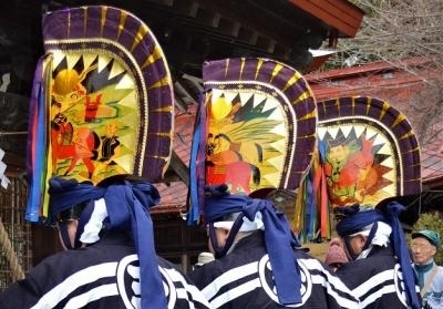東北地方の冬まつりを2編に分けたオムニバス旅行記。<br /> (オムニバスとは複数の独立作品を組み合わせて一つの作品としたもの)<br /> 今回は後編を!<br /><br />前編 <br /> 上桧木内の紙風船上げ<br /> 加勢鳥<br /> 太平山三吉神社の梵天<br />後編<br /> 川を渡る梵天 大曲 <br /> えんぶり 八戸<br /> かまくら 横手<br /><br />