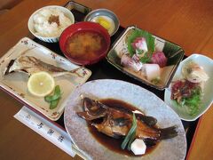 赤い日本酒「伊根満開」をGETし、舟屋群一望「与謝荘」で地魚尽くし膳「舟屋定食」でランチしました