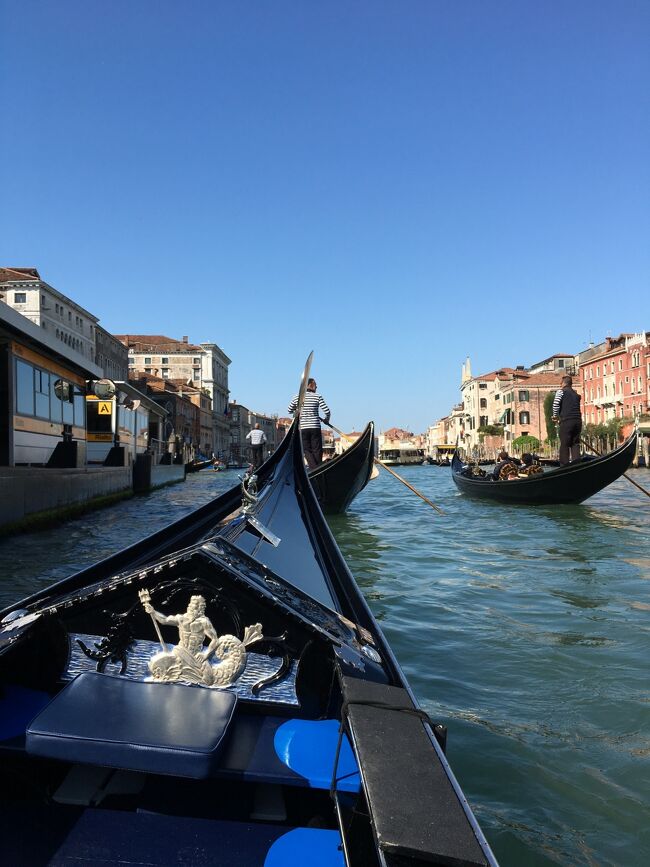 イタリア4都市巡りヴェネツィア編<br /><br />平成から令和に代わる2019年のGWに旅行会社の4都市巡りツアーに参加した旅行その②<br /><br />2つ目の都市 ヴェネツィアは運河水路が縦横無尽に広がる水の都 旅行に最適な時期のためか日中は狭い通路に人が溢れていましたが、ゴンドラ遊覧、サン・マルコ寺院とドゥカーレ宮殿の見学 数時間の自由時間にサンマルコ広場やリアルト橋、アッカデミア橋周辺を散策 迷路のようなヴェネツィアの街と独特の雰囲気を楽しみました
