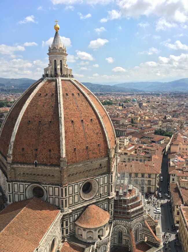 イタリア4都市巡りフィレンツェ編<br /><br />平成から令和に代わる2019年のGWに旅行会社の4都市巡りツアーに参加した旅行その③<br /><br />3つ目の都市フィレンツェではこの旅初めての連泊 <br />午前中ツアーでウフィツィ美術館の鑑賞、その後の半日フリータイムはオプションでピサに行くプランもありましたが、フィレンツェの街歩きを選択 ドゥオーモの隣りの鐘楼に登り、洗礼堂、ドゥオーモ付属美術館と街歩き&ショッピング。夕方にはトラムとバスを乗り継ぎミケランジェロ広場に行き、夕陽に照らされた美しい街並みを見て、歴史ある建物と芸術の都フィレンツェを堪能しました