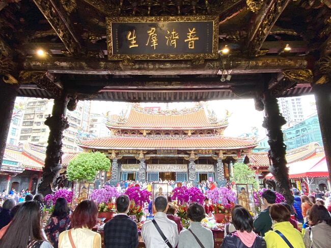 2月12日は旧暦での新年開始日。この旅行記では台北市艋舺（及び西門町）の著名な寺廟での初詣の状況を紹介する。初一というのは1日（ついたち）という意味。