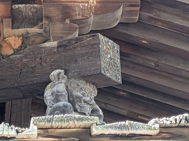 3日目は、この旅二つ目のミッション、法隆寺へ<br />前日の相次ぐ不祥事に呆れ果て?<br />いえ、疲労感隠せない老母を慮る優しさ(と、思いたい)<br />息子くんがレンタカーを手配してくれた♪<br />今時の人たちはナビあれば知らない土地もすいすい~<br />海外でもレンタカー旅、憧れです^ ^<br /><br />ばぁばは乗って喋ってるだけで目的地とうちゃ~く♪<br />地図には奈良自転車道、なるものも見られ、チャリで♪<br />な~んて、昨日の今日とて、とても言い出せず、<br />めでたく旅の引導は彼彼女らに引継ぎ、完<br /><br />法隆寺といえば聖徳太子<br />繰り返しになりますが、高校時代の日本史の先生がやたら高校生の妄想を掻き立てるのが上手い?面白い授業で、その恩師に勧められて読んだ「隠された十字架」梅原猛著<br />1972年出版で、世に出て2~3年で読んでたみたい。<br />学会やその道の業界では相当叩かれ、批判の嵐、異端視されたらしいです。<br /><br />この度の奈良訪問のきっかけにも一役かっているのはもとより、4tr でも「隠された十字架」を巡る旅ブログや、mistral さんもその影響を受けられた?<br />45年の時を経て、もう一度手にしてみました。旅行から帰って2週間後、ブログ書く前に読まなきゃ良かった~まとめに四苦八苦(TT)<br />さすがに年の功?もあって、丸々鵜呑みにはでず、どっちかって~と、この前段階の「記紀不比等編纂説」の検証の方に興味がシフトしてしまい…。そもそも、「隠された十字架」は、梅原氏が日本書紀、古事記編纂に藤原氏の関与が大きい事を論証していく過程で、法隆寺の謎に突き当たって、派生的に書いた、みたいです。<br />本の抜粋だけで、最後まで、まとめられないまま、アップに踏み切りますm(_ _)m<br /><br />私の立ち位置は、各論??? 総論 まあ、そういう見方も出来るかな?<br /><br />↓きっかけを頂いたmistral さんのブログはこちら<br />https://4travel.jp/travelogue/11658504