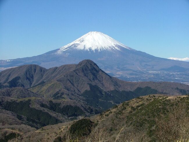 箱根エリアの明神ヶ岳~金時山にかけてハイキングに出かけた時の過去履歴をアップしました。<br />コースは、大雄山最乗寺~明神ヶ岳~金時山~仙石バス停へ下山するルート。<br />小田原駅から伊豆箱根鉄道大雄山線に乗車。大雄山駅からバスで大雄山最乗寺へ。<br />大雄山最乗寺お参り後、明神ヶ岳へ向かいました。<br />明神ヶ岳、金時山からは富士山の絶景が望めました。<br />明神ヶ岳から金時山へは、ずっと富士山に向かっての登山道なので、<br />楽しく歩けました。<br />金時神社方面へ下山しました。<br />