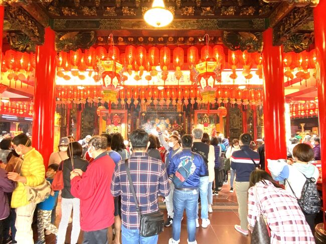 2月12日は旧暦での新年開始日。この旅行記では台北市松山区の著名な寺廟での初詣の状況を紹介する。初三というのは3日(みっか)という意味。