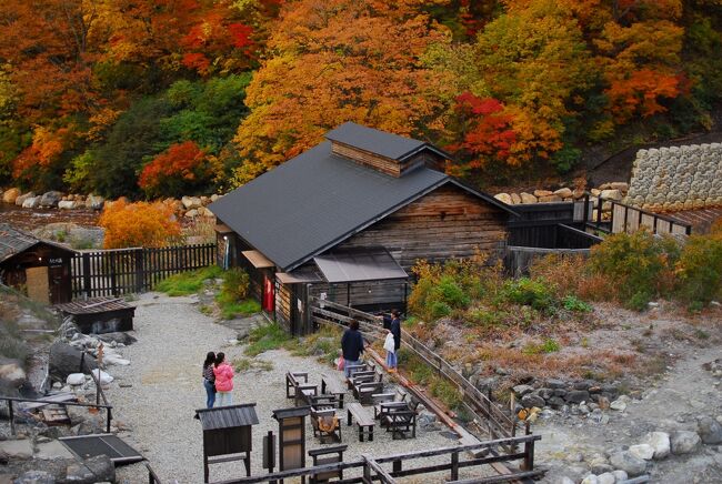 色鮮やかな紅葉の乳頭温泉郷　湯めぐりで目と心の保養