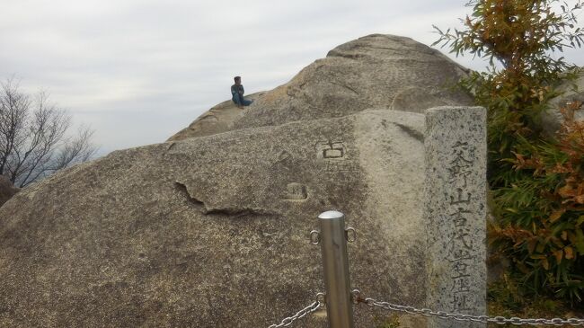 生駒山系は大阪と京都・奈良の県境を南北に伸びる標高300~600mのなだらかな山群である。縦走路には「くろんど園地」を始めよく整備された園地が点在し、手軽なハイキングコースとして人気が高い。<br /> 今回ご近所のハイキング仲間と、全コース58kmを、北から南へ3回に分けて縦走した。なお、全ての距離は歩数から計算したもので、前後の徒歩アプローチを含む。<br /><br /> 1回目は北の国見山から飯盛霊園間の20km。歩いている人は少なくとても静かで、山では紅葉が始まっていた。標高は高くないものの、細かいアップダウンが多くステップ高さもあったので、翌日太ももの筋肉が強張っていた。<br /><br /> この区間の見どころは、<br /> ・交野山頂の巨石(古代岩座)と大展望<br /> ・ほしだ園地の「星のブランコ」<br />