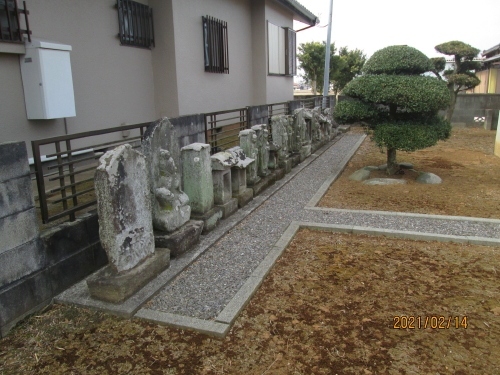 水神社　江蔵地704-1　江蔵地自治会館の敷地内　御祭神…罔象女命旧江蔵地村字八反野に鎮座。中世の龍崖城の北、取手小文間（おもんま）から布佐台にかけての輪中水城の鎮守として慶安２年（1649）に創建。水難に遭う事の多い地域であったために水神信仰は厚く、現在に及んでいる。<br />参考にさせていただいたブログは下記です。<br />石仏神心　89　北総石仏　我孫子市の石仏　新木に詳しく書かれています。<br />http://sekibutu.blogspot.com/