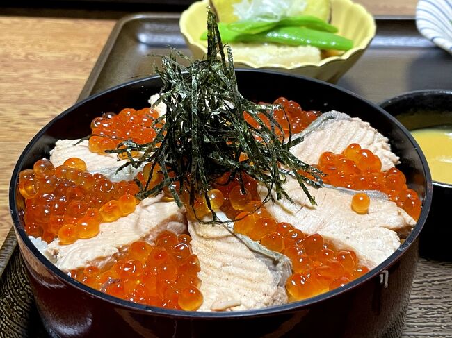 紅葉の時期に鳴子温泉にある阿部旅館に泊まりました。<br /><br />阿部旅館では10月の期間限定「はらこ飯プラン」があって、<br />いつか食べに行きたいと思ってました。<br /><br />はらこ飯は宮城県の亘理町発祥の秋限定の郷土料理です。<br /><br /><br />