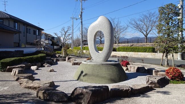 中巻からの続きです。<br /><br />市バス通りを横切って、鴻池の黒池近くまで行き、市バスの北センター前まで戻り、市バスに乗って帰宅しました。<br />午前中のミモザの花は、上巻だけしか、見つからなかった。<br /><br />写真は、鴻池6丁目の、鴻池土地区画整理事業記念碑。