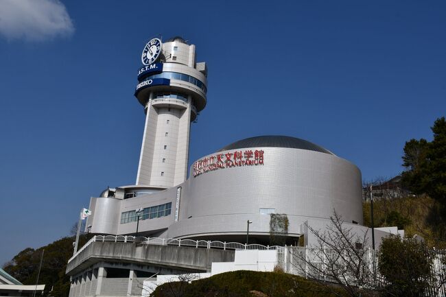 山陽電車人丸前駅には、東経百三十五度が通っています。目の前には天文科学館が見えます。坂を登ると、柿本人麻呂公をお祀りした人丸神社があります。ここからは明石海峡大橋が間近に見えます。魚ん棚商店街までも徒歩圏です。<br /><br />