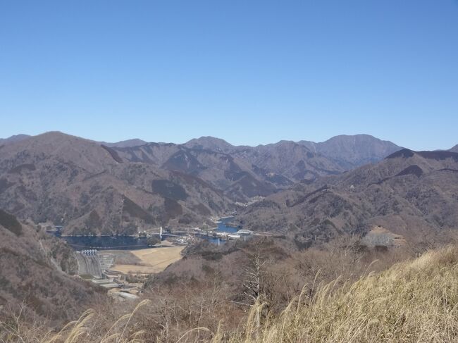 第186部-797冊目　3/3<br /><br />皆様、こんにちは。<br />オーヤシクタンでございます。<br /><br />先月の月例登山で右腕を負傷しましたが、幸いなことに徐々に回復し、足は異常ないので2月の月例登山を行うことにしました。<br />神奈川県西部.西丹沢の中川温泉に泊まり、大野山を登山する1泊2日の山旅です。<br /><br />本編は、大野山山頂からの大パノラマを堪能し下山。<br />山北駅に隣接した、山北町健康福祉センター/桜の湯で登山の汗を流して帰途につきます。<br />拙い旅行記ですが、ご覧頂けたら幸いです。<br /><br />表紙画像‥大野山山頂から眺めた大パノラマ。<br /><br />━━━━━━━━━━━━━━━━━━━━<br />令和3年2月18日～19日 1泊2日<br /><br />2月19日(金) 第2日目-2　晴れ<br />※徒歩(大野山登山/8.5km)<br />▲大野山.10:50<br />：<br />イヌビクリ.10:58<br />：<br />大野山登山口バス停.12:12<br />：<br />栗田豆腐店.12:43<br />：<br />山北駅.12:58<br />▼<br />①普通2544M.国府津行<br />山北町.13:59→松田.14:07<br />▼<br />②小田急:急行.新宿行<br />新松田.14:20→海老名.14:50<br />▼<br />③相鉄:特急.横浜行<br />海老名.15:13→横浜.15:40<br />▼<br />④東急:各停.石神井行<br />横浜.15:44→大倉山.15:58<br /><br />━━━━━━━━━━━━━━━━━━━━<br />山北町健康福祉センター‥400円<br />JR東海‥190円<br />小田急電鉄‥377円<br />相模鉄道‥250円<br />東急電鉄‥157円