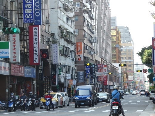 去年1月、名古屋にライブを観に行きました。<br /><br /><br />実はそのまま台湾へ飛んでいたのですが、まだ旅行記を書いていなかったので、記録を残しておこうと思います。<br /><br />元々は名古屋に1泊してすぐ帰ってくる予定でした。<br />でも名古屋でのライブのために、3連休を取っていて、せっかくならそのままどこか行きたいな、と考えたのが始まりでした。<br /><br />しばらく行けていなかった台湾に行きたい気持ちが高まってきて、スカイスキャナーで検索してみると、名古屋→台北・台北→成田の航空券が意外に安かったのです。<br /><br />チャイナエアラインで往復21,000円。<br /><br />これは!とすぐに購入を決めました。<br />昨年12月末のことです。<br /><br />まさかこの数週間後に、未知の新型ウイルスが発生するなんて想像もしていませんでした。<br />名古屋への出発日の1月30日時点では、武漢からの帰国者の3人が感染しているという情報を得ていました。<br /><br />行こうか行くまいか、悩みに悩んで行く決断をしました。<br />これがあと1か月後であったなら、絶対に中止していたと思います。<br /><br />さて、名古屋までは日本旅行の『ぷらっとこだま』を利用。<br />ホテルは、ライブ会場までのアクセスが良くて、かつ安さを重視しました。<br /><br />そして台湾です。<br />今回で6回目の台湾。<br /><br />いつか台湾の温泉旅館に泊まってみたいあなぁと、ずっと思っていました。<br />その夢を叶えるべく、プランを練りました。<br /><br />台北1泊2日で泊まれる温泉地となると、限られてきます。<br />そんな中で、1番最初に思い浮かぶのがやはり北投温泉です。<br /><br />時間をかけてリサーチして、ようやくホテルが決まりました。