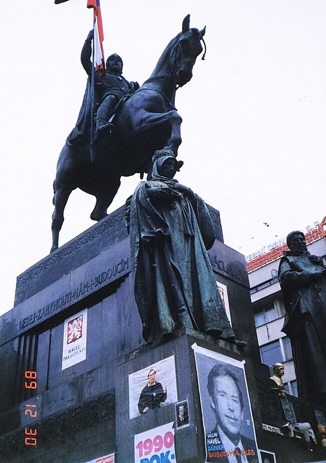 1989年冬(12月~1月)の記録です。<br /><br />21日 成田~モスクワ~フランクフルト<br />22日 フランクフルト~ザルツブルク<br />23日~25日 ザルツブルク(インスブルック日帰り)<br />26日~28日 ザルツブルク~ウィーン<br />29日~31日 ウィーン~プラハ<br />1日 プラハ~フランクフルト<br />2日~3日 フランクフルト~成田<br /><br />11月のビロード革命から1か月後のプラハに入りました。<br />ウィーンからは電車で約5時間。<br />国境の検問でしばらく停車し、本で読んでいたとおり、<br />コンパートメントの座席下も懐中電灯で調べていきました。<br />タクシー運転手は、ハヴェルさんが大統領になることを喜んでいました。<br />ホテルでは、部屋に入るなり、従業員の方からチェンジマネーのお願いがありましたが断りました。<br /><br /><br />