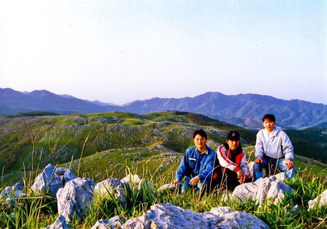 今から３０年ほど前の旅行記<br />大学時代、ゴールデンウィークに札幌から九州長崎まで、カローラⅡ（実際はターセルだった）にのって男三人日本縦断旅行した回顧録。<br /><br />三人とも貧乏学生だったので、とりあえず、この年の春に就職したばかりの門司にいる先輩の所までは、基本下道走行、宿泊はキャンプ。<br />門司以降は先輩も合流し４人で旅を続けたが、旅費は先輩に出してもらった。<br /><br />建築学科だったので建物中心に、お金がないなりに、色々なところを見て廻り、若い時にしかできない充実した旅だった。<br /><br />　４月２６日　札幌出発<br />　４月２７日　函館→青森→弘前<br />　４月２８日　弘前市内観光<br />　４月２９日　弘前→八郎潟→酒田→村上付近<br />　４月３０日　村上付近→新潟→富山→高岡→平村<br />●５月　１日　平村→五箇山→白川郷→天橋立→鳥取砂丘→宍道湖<br />●５月　２日　宍道湖→出雲大社→津和野→萩→秋吉台→門司<br />　５月　３日　門司→北九州→小国<br />　５月　４日　小国→熊本→雲仙→小浜<br />　５月　５日　小浜→長崎→博多→門司<br />　５月　６日　門司→広島→竹原<br />　５月　７日　竹原→尾道→倉敷→岡山<br />　５月　８日　岡山→姫路→大阪<br />　５月　９日　大阪→天橋立→伊根→舞鶴<br />　５月１０日　フェリー<br />　５月１１日　小樽→札幌<br /><br />　●印がこの旅行記の内容<br /><br />回顧録作成は、忘れかけている過去の旅行の整理になってよいが、新たな楽しみとして、何処で撮ったか分からない写真の場所を、グーグルマップとGoogleストリートを駆使して探し出すのにハマっている。<br />