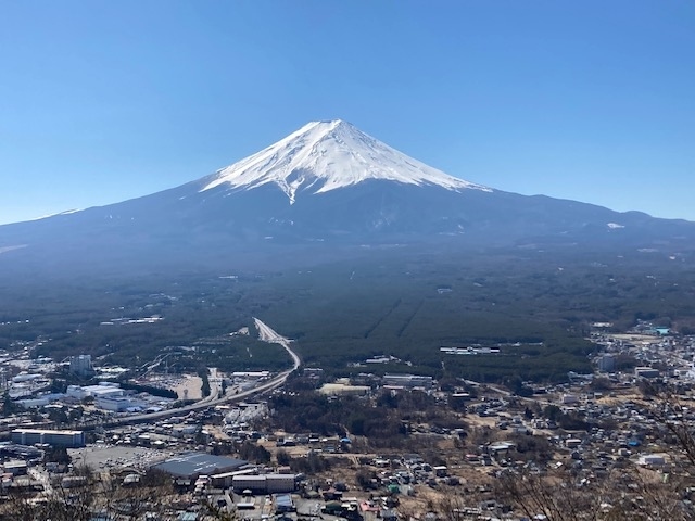 河口湖方面へ観光。これまで見た中で一番美しい富士山を見てきました。<br />グルメでは「よしだうどん」、観光地では「忍野八海」、神社では「北口本宮冨士浅間神社」としっかり押えるべきポイントは押さえてきました。