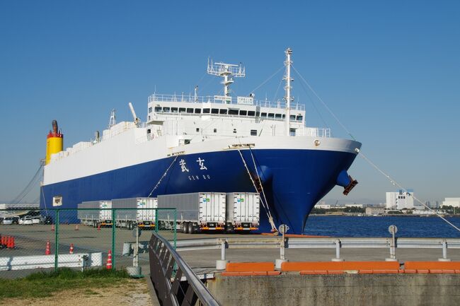 2月20日(土)、川崎の人工島の東扇島へ向かいました。川崎駅からの市バスが頻繁に走っています。私は遊びの乗客でしたが、バスは貴重な労働力を運んでいます。工業地帯へ向かうバスの車窓は楽しかった。<br />まず、東扇島東公園へ行きました。人工の砂浜「かわさきの浜」が有ります。良い天気で、良い眺めで、大きな船がゆっくり走っていました。<br />東扇島にはいくつもの海底トンネルが繋がっており、湾岸道路が貫いています。東扇島北公園から「川崎港海底トンネル」に入りました。歩ける海底トンネルはここだけかな。海面下の長い道を歩きました。なぜか、撮影禁止でした。<br />千鳥町の工業地帯を歩きました。道路沿いに神奈川臨海鉄道の線路が通っています。大工場街でこのように歩けることが有り難い。<br />小島新田の「いつくしま跨線橋」でJR東海道貨物線と川崎貨物駅とを跨ぎました。<br />お昼になり、スマホでの地図を見ながら、「新世本店」へ行きました。まさに川崎の「町中華」。キャベツラーメン、焼きギョーザ、ライスのセットを注文。禁断のラーメンをおかずに食べるご飯、大好きです。「みそダレで食べるかわさき餃子」も旨かった。<br />通り掛かった川崎大師へお参りしました。京急大師線の港町駅で美空ひばりさんの等身大を目にしました。「港町十三番地」はここ川崎港が舞台だったとは、知りませんでした。<br />多摩川沿いをちょっとだけ歩きました。川崎の中心部は自転車がたくさん行き交っていました。幸区の「さいわい緑道」を歩きました。多摩川からの砂利を運んだ貨物線「川崎河岸線」の廃線跡だそうです。JR南武線とJR横須賀線を跨ぎました。<br />南加瀬貝塚前を通り、夢見ヶ崎動物公園へ登りました。ここは加瀬山で、標高約30m。この加瀬山は古代からの山で、史跡がたくさん有ります。辺りは古墳群であり、多数の古墳が有ったそうです。「夢見ヶ崎」という呼び名は大田道灌公に因むそうです。動物公園ではレッサーパンダ、シマウマ、フラミンゴ、ペンギン、ヤギ、ロバ等、わりとたくさんの動物を見学しました。了源寺、熊野神社、浅間神社、天照皇大神へお参りしました。加瀬山からの周囲の眺めが良かった。<br />鹿島田跨線橋へ上がりました。広大であった新鶴見操車場はほとんど無くなっちゃいましたが、DE11、EF66、EF65、EH200等、多数の機関車を眺めることができました。新川崎駅よりJR湘南新宿ラインに乗り、帰途に就きました。<br />川崎の散策は、人工砂浜、海面下の道から標高約30mの夢見ヶ崎まで、変化に富んでいて、充実していました。始終良い天気で、良い眺めでした。いくつもの線路を跨ぎ、鉄分も豊富でした。