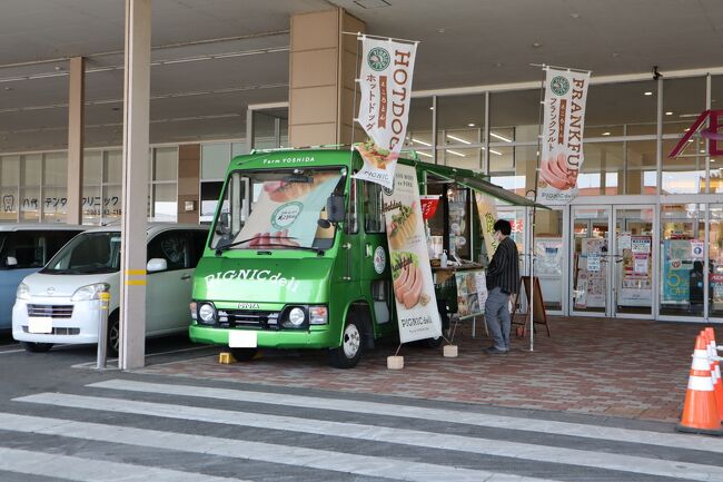 数日前、地元は積雪でしたが、この日は地元も八代市も春の天気・気温で過ごしやすい1日でした。<br /><br />今回も八代市に来ることになりました。<br />この後、約束の時間もあり、どこで食べようか悩んでいたら<br />ちょうどキッチンカーがイオン八代に来ているじゃないですか!<br />ということでほぼ飛び込みで利用しました。<br /><br />この後、予定がなければ河原や公園で食べたかったですが、やむを得ません…。