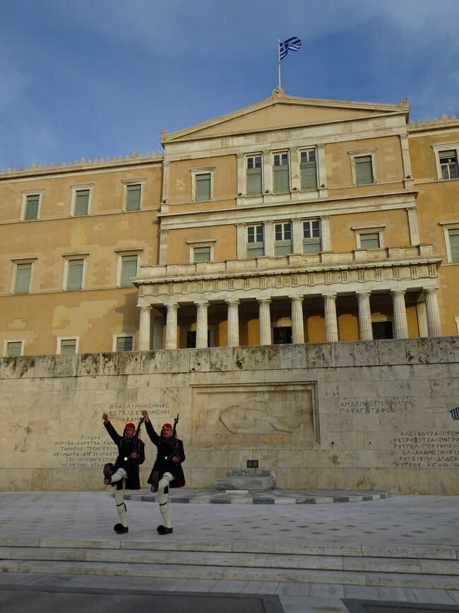 初めてのギリシャ。空港についた後は、電車で市街の中心シンタグマ広場<br />Πλατεία Συντάγματοςまで移動。到着日は散策程度。明日から観光地を巡ります。表紙は、衛兵交代の様子。<br /><br />シンタグマ広場<br />Πλατεία Συντάγματος<br /><br />ギリシャ議会議事堂<br />Βουλή των Ελλήνων<br />無名戦士の墓<br />Μνημείο του Αγνώστου Στρατιώτη<br />衛兵の交代式<br /><br />Church of Sotera Lykodemos - Holy Trinity<br />Ιερός Ναός Σωτείρας Λυκοδήμου - Αγίας Τριάδος<br /><br />ミトロポレオス大聖堂<br />Μητροπολιτικός Ναός Αθηνών Ευαγγελισμού της Θεοτόκου<br /><br />アギオスエレフテリオス教会<br />Ιερός Ναός Παναγίας Γοργοεπηκόου και Αγίου Ελευθερίου (12ος αι.)<br /><br />ハドリアヌスの図書館<br />Βιβλιοθήκη του Αδριανού<br /><br />ローマン・アゴラ<br />Ρωμαϊκή Αγορά Αθηνών<br /><br />パナギア カプニカレア教会<br />Ναός των Εισοδίων της Θεοτόκου Παναγία Καπνικαρέα<br /><br />ハドリアヌスの凱旋門<br />Πύλη Αδριανού<br /><br />ゼウス神殿<br />Ναός του Ολυμπίου Διός