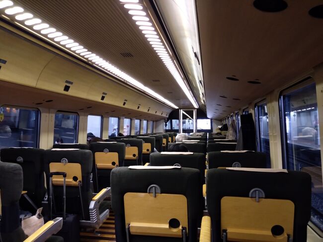 年末年始は昨年に引き続き福岡&大分へ行ってきました。<br />こんなご時世ですので様々な対策を完璧に施して。<br />福岡では博多メインに街ぶら、大分では日田と湯布院へ<br />帰りに一人沖縄に寄って帰京という行程でした。<br />6泊すべて異なる宿に泊まったので、少し疲れましたが<br />湯布院の高級旅館でのおもてなし<br />名護のオーシャンフロントのホテルでは癒されました。<br /><br />旅程<br /><br />1日目<br /> 羽田15:00発→福岡17:05着(NH259)<br /> <br /> 博多をぶらぶら<br /><br />2日目<br /> 前日に引き続き博多ぶらぶら&日田へ<br /> <br /> 博多14:35発→日田15:50着(ゆふいんの森5号)<br /><br />3日目<br /> 知人の車で湯布院へ<br /><br />4日目<br /> 阿蘇&大分ドライブ<br /><br />5日目<br /> 沖縄へ移動<br /> <br /> 日田6:50発→福岡空港8:16着(ひた号 日田バス)<br /> <br /> 福岡10:30発→那覇12:25着(MM283)<br /><br /> 名護までレンタカー移動<br /><br />6日目<br /> レンタカーで本島北部ドライブ&那覇へ<br /><br />7日目<br /> 早朝便で帰京<br /><br /> 那覇7:40発→羽田9:50着(SKY510)<br /><br />旅費<br /><br /> 航空券 ¥11,764(羽田→福岡) ANA<br /> ¥8,210(福岡→那覇) Peach<br /> ¥7,510(那覇→羽田) スカイマーク<br /><br /> 列車 ¥1,680(博多→日田) JR九州 特急<br /><br /> バス ¥1,650(日田→福岡空港) 日田バス ペア割引<br /><br /> レンタカー ¥4,090(那覇) アップルレンタカー<br /><br /> 宿泊費 ¥5,407(福岡 アークホテルロイヤル福岡天神)<br /> ¥5,400(日田 スマイルホテル大分日田)<br /> ¥89,000(湯布院 かほりの宿 はな村 3名1室料金)<br /> ¥7,300(日田 プラザホテル フジノイ)<br /> ¥5,300(名護 さくらのファミリア名護)<br /> ¥2,500(那覇 リブマックス那覇松山)<br /><br /> <br /><br /><br /> <br /><br /> <br />