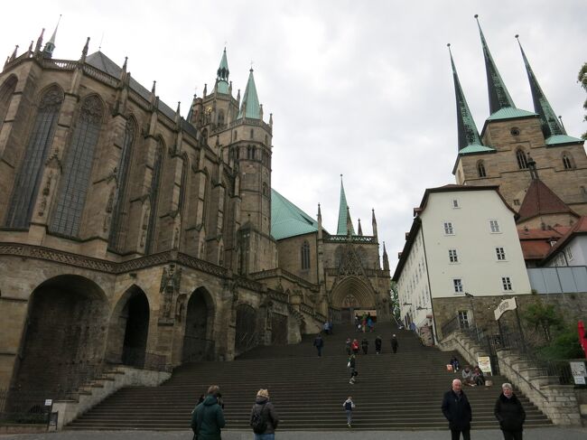 2019年5月5日（日）4日目、夫目線のMainz マインツから Erfrut エアフルトに移動♪Mainz　マインツはこの時期、マラソン大会があります。移動するこの日も街はマラソンの準備が進められていました。ホテルからMainz　マインツ駅まで少し遠回りしました。そして、ICEに乗り込み、乗り換えなしでErfrut　エアフルトまで。表紙のフォトは　Dom　大聖堂とSeverikirche　ゼヴェリ教会です。<br /><br />2019 05 02：日本→Mainz<br />2019 05 03：Mianz→Kirchberg→Marbach→Vaihingen　Mainz泊<br />2019 05 04：Mainz（朝市場）Stuttgart→Backnang→Mainz泊<br />★2019 05 05：Mainz→Erfrut泊　<br />2019 05 06：Leipzig→Meissen→Dresden→Erfrut泊<br />2019 05 07：Leipzig→Naumburg→Erfrut泊<br />2019 05 08：Gorlitz→Bautzen→Erfrut泊<br />2019 05 09：Lutherstadt Wittenberg→Weimar→ Erfrut泊<br />2019 05 10：Mainz泊<br />2019 05 11：Rudesheim→Alsheim→Mainz泊<br />2019 05 12：Koln→ Bonn→Mainz泊<br />2019 05 13：Schorndorf→Winterbach→Waiblingen→Mainz泊<br />2019 05 14：Frankfurt→Mainz　帰国<br /><br />＜移動方法＞<br />ICE　一等席　ジャーマンレイルパス使用<br />08：43　Mainz発<br />11：38　Erfurt着　乗換なし<br /><br />