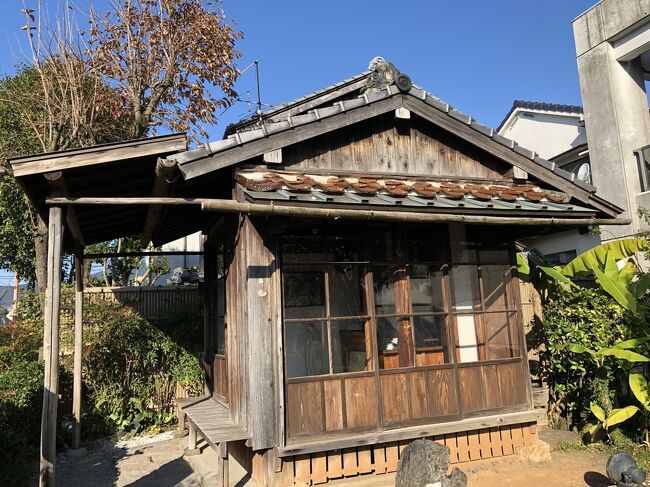 今日は今回の旅の最終日。<br />長崎市内で見残しているものをいくつか落穂ひろいのように回って行こう。<br />まず訪れたのが、長崎の爆心地から5分ほどのところにある長崎市永井隆記念館。昨日見た長崎歴史文化博物館の企画展示に触発されてのことだ。<br />その後、シーボルトの鳴滝塾、諏訪神社をまわり、最後は丸山の花月で打ち止めだ。<br />