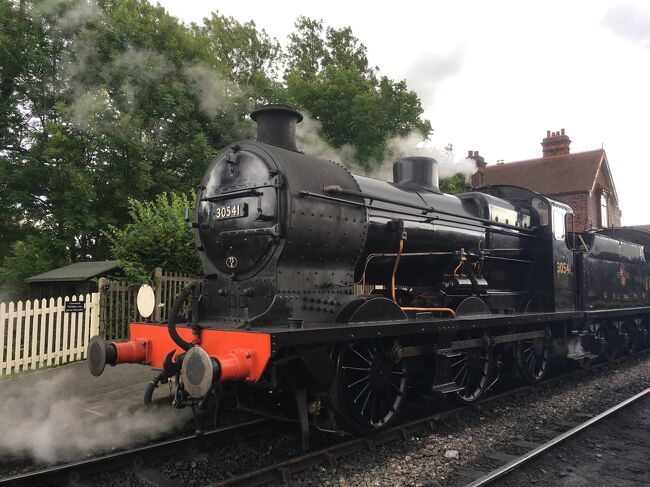 イギリスにある保存鉄道は100路線を超え、ボランティアたちの努力や寄付金で良く手入れされた機関車が数多く懸命に走っています。2018年7月にイングランド中部とウェールズにある9つの路線を訪ねました。<br /><br />なお、ここに掲載する画像は全てスマートフォンで撮影したものです。身軽に動けるように二眼レフや三脚は持参していません。スマフォだけでもここまでできることを実感していただければ幸いです。<br />